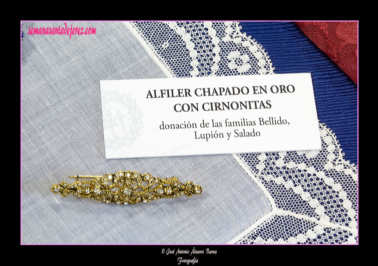 Alfiler chapado en oro con circonitas, donación de las familias Bellido, Lupión y Salado