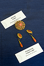 Arriba: Broche de coral, donación de Maribel Toro. Abajo: Pendientes de coral y oro, donación de una devota