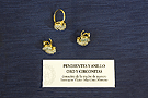 Pendientes y anillo de oro y circonitas, donación de la madre del hermano Víctor Martínez Moreno