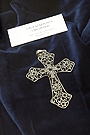 Cruz de azabache y circonitas y nácar, donación de la hermana Maribel Toro.