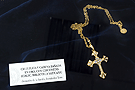 Cruz de plata y cadena bañada en oro con circonitas (Colección Biblioteca Vaticana), donación de la familia Fernández Toro