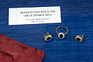 Pendientes y anillo de oro y zafiros azul, donación de la hermana Maribel Toro