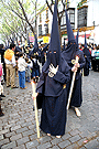 Nuevas t&uacute;nicas para el cortejo de nazarenos, que incorporan cola y botonadura burdeos