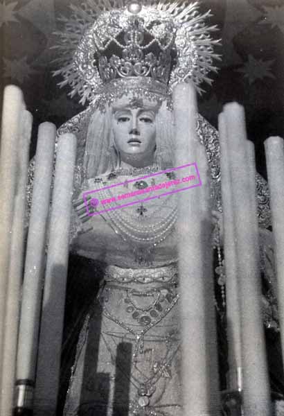 María Santísima de la Concepción entre la candeleria de su paso de palio. Año 1964