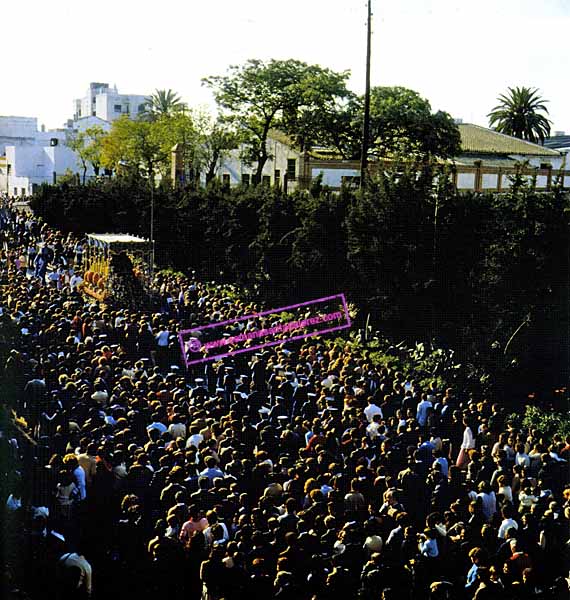 Multitudinario acompañamiento a María Santísima de la Concepción a la salida del puente de la calle Cartuja en 1978 (Foto: Diego Romero)