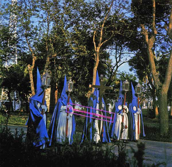 Viernes Santo de 1968. La Cruz de Guia de la Hermandad de la Exaltación, las Viñas, a su paso por la carretera de Cortes, frente al Retiro (Foto: Diego Romero)