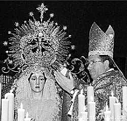 Imagen del momento de la Coronación Canónica de María Santísima de la Concepción por el Obispo de Jerez, Monseñor Del Rio, el dia 8 de diciembre de 2004 (Foto tomada del diario Jerez Informacion del dia 9 de diciembre de 2004)