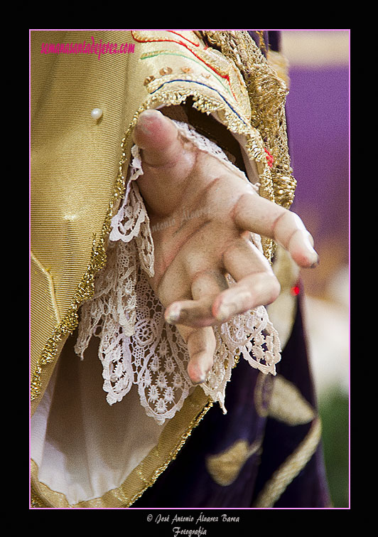 Mano izquierda de María Santísima de la Concepción Coronada