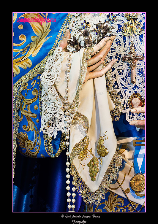 Pañuelo en la mano derecha de María Santísima de la Concepción coronada