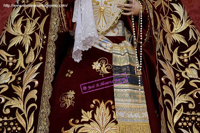 Detalle de los bordados de la saya de María Santísima de la Concepción