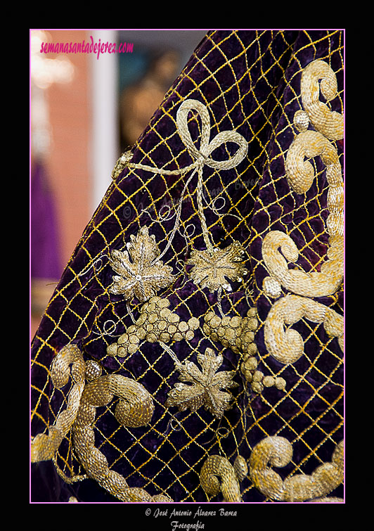 Detalle de toca sobremanto bordada en el manto de salida de María Santísima de la Concepción Coronada