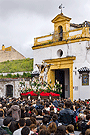 El paso del Santísimo Cristo de la Expiración de recogida el Domingo de Resurrección de 2013 en la Ermita de San Telmo