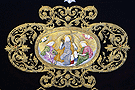 Cartela de la Coronación de la Virgen del faldón derecho del paso de palio de María Santísima del Valle