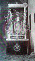 Nuestra Se&ntilde;ora de la Soledad (A&ntilde;o 1895). El Palio es de 8 varales y por estos suben las flores. La candeleria apenas existe. Curiosa disposici&oacute;n de las manos de la Virgen