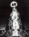 Nuestra Madre y Se&ntilde;ora de la Soledad a principios de siglo. Vestida con rostrillo que apenas se ve y un manto colocado de manera muy natural. El manto es ahora propiedad de la Hermandad del Descendimiento de Sevilla.