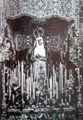 Paso de Ntra.Se&ntilde;ora de la Soledad en los a&ntilde;os 20. El paso es de madera tallada y dorada y los basamentos de los varales son parte del mismo.