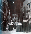 La Virgen de la Soledad en la calle Honda a finales de los 40 de regreso a su templo. El palio ya va bordado y las t&uacute;nicas llevan esclavinas. 