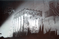 El Paso de Nuestra Madre y Se&ntilde;ora de la Soledad (a&ntilde;o 1966) iluminado por los reflectores de luces que colocaba el Regimiento de Artilleria 74 por aquellos a&ntilde;os en la calle Por-vera. Por entonces la cofradia solo hacia estaci&oacute;n con un solo paso y sal&iacute;a y entraba a su templo por la puerta principal de la Iglesia de la Victoria 