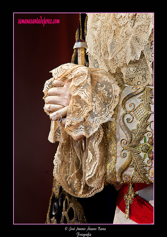 Pañuelo en las manos que sostienen un clavo de Cristo de Nuestra Madre y Señora de la Soledad