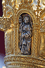 Hornacina con una imagen de Evangelista en el canasto de la Corona de Nuestra Madre y Señora de la Soledad