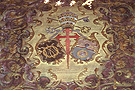 Escudo de la Hermandad bordado en el centro del techo del palio del paso de Nuestra Madre y Señora de la Soledad