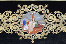 Medallón del Descendimiento en el faldón delantero del paso de palio de Nuestra Madre y Señora de la Soledad