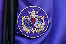 Escudo de la Hermandad bordado sobre el antifaz de los nazarenos de la Hermandad de la Soledad