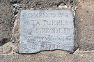 Iglesia de la Victoria (pequeña placa que indica las fechas de comienzo y finalización de la construcción de la Iglesia) (se encuentra al pie de la torre en la fachada de la puerta principal)