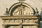 Iglesia de la Victoria (Detalle de frontón semicircular que remata la puerta principal)