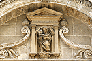 Iglesia de la Victoria (Detalle de relieve de la Virgen con el Niño Jesús en la puerta principal)