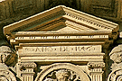 Iglesia de la Victoria (Detalle de referencia de fecha en la puerta principal)