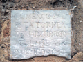 Iglesia de la Victoria (peque&ntilde;a placa que indica las fechas de comienzo y finalizaci&oacute;n de la construcci&oacute;n de la Iglesia) (se encuentra al pie de la torre en la fachada de la puerta principal)