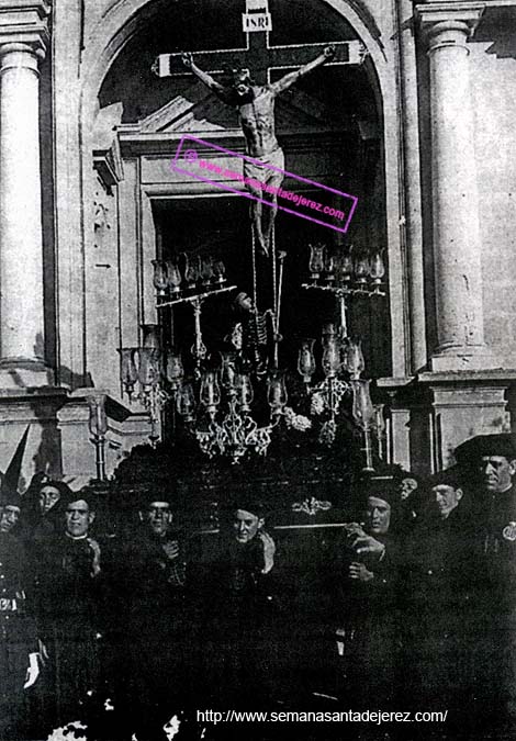 El Santísimo Cristo del Calvario saliendo de su capilla. Principios del siglo XX. (Foto: Anónimo)