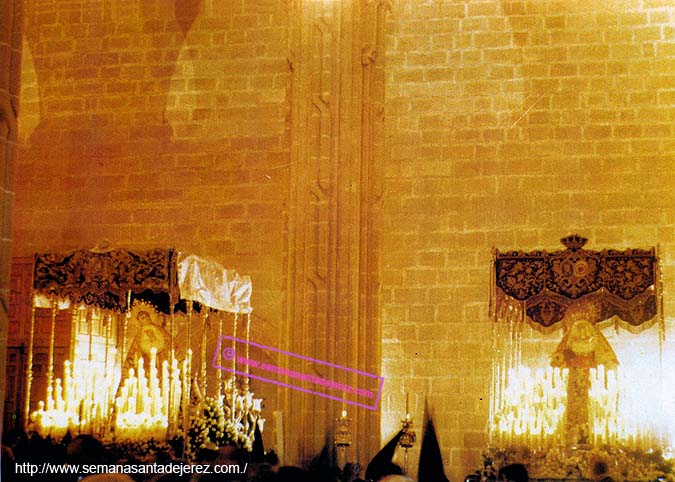 Viernes Santo del año 1995 (11-4-95). La Virgen de la Piedad refugiada en la Parroquia de San Dionisio, por causa de la lluvia, cuando procesionaba a la Catedral (Foto: Julián Calvo Romero)