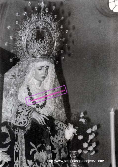 Nuestra Señora de la Piedad en ceremonia de Besamanos (Foto: José Luis Cruz Molins)
