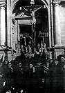 El Santísimo Cristo del Calvario saliendo de su capilla. Principios del siglo XX. (Foto: Anónimo)
