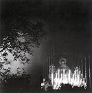 Nuestra Señora de la Piedad recogiéndose por los Jardines del Calvario a finales de los 50. Se ven al fondo las luces de las bengalas (Foto: Diego Romero)