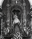 Besamanos a Nuestra Señora de la Piedad. Al fondo el Santísimo Cristo del Calvario. Década de los 70 del siglo XX. (Foto: Diego Romero)