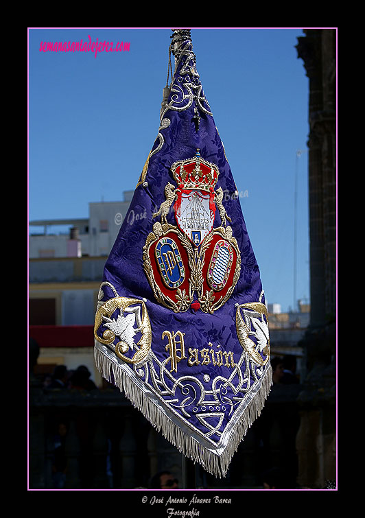 Banderín de Agrupación Musical Nuestro Padre Jesús de Pasión de Jerez tras el paso de Cristo Resucitado