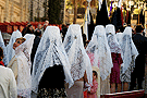 Mujeres con mantillas blancas de la Hermandad de Cristo Resucitado