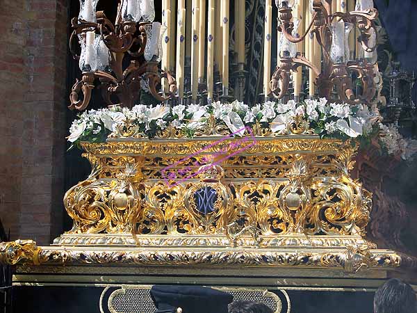 Frontal  de la canastilla, tanto en sus laterales como en la trasera, del Paso de María Santísima del Consuelo