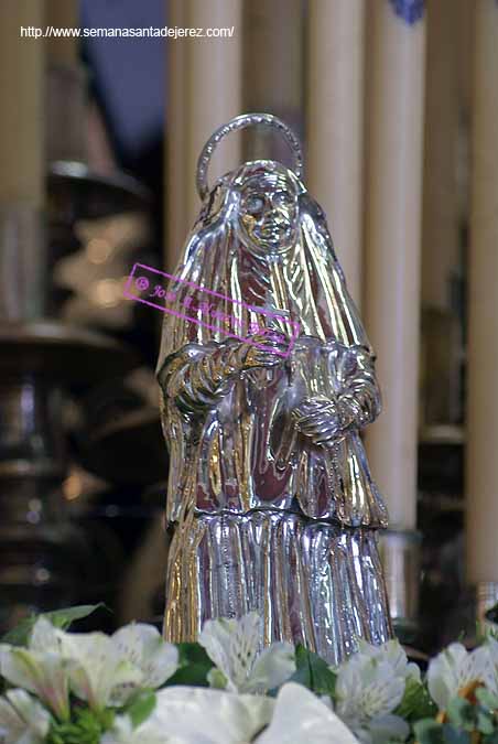 Imagen venera en plata de Santa Angela de la Cruz en el frontal del Paso de María Santísima del Consuelo