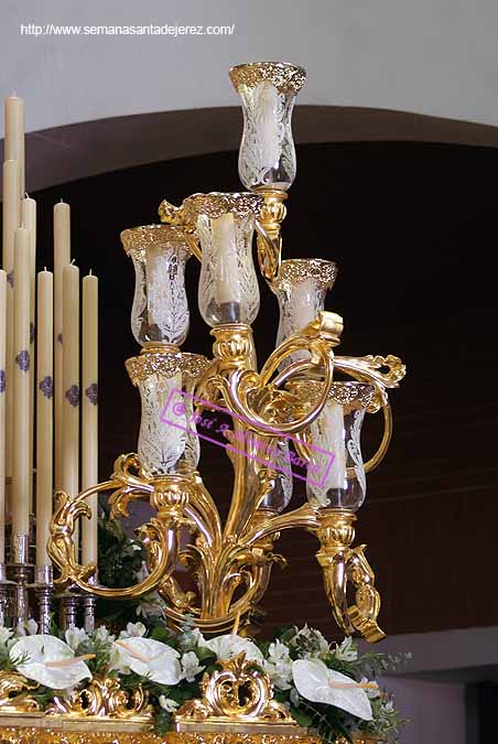 Dorado de los candelabros de guardabrisas del Paso de María Santísima del Consuelo