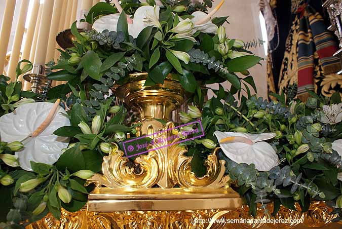Una de las cuatro jarras pequeñas doradas del paso de María Santísima del Consuelo