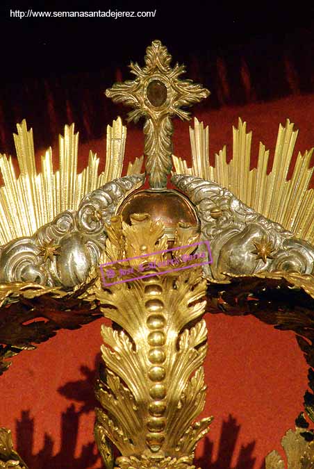 Cruz que remata la corona de camarin de María Santísima del Consuelo