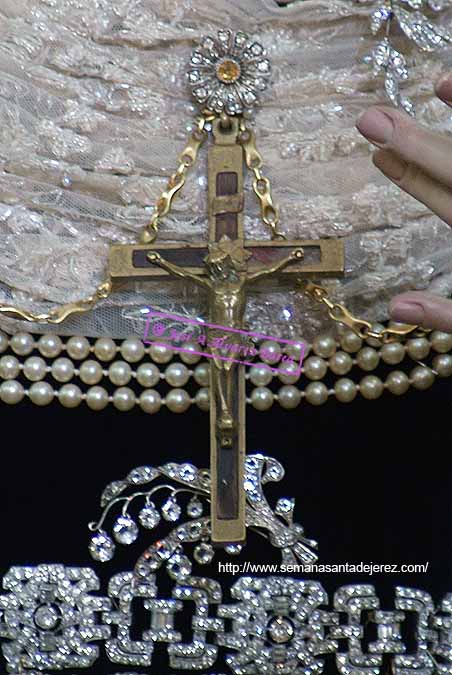 Cruz pectoral que perteneció a Santa Angela de la Cruz en el pecho de María Santísima del Consuelo