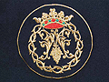 Escudo de la Cofradia sobre el antifaz de un nazareno de la Hermandad del Consuelo