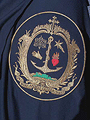 Escudo sobre la capa de nazareno de la Hermandad de la Redención 