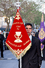 Banderín de la Agrupación de la Preciosisima sangre en la procesión de la Agrupación del Señor de la Pasión