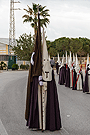Nazareno portando la Bandera Franciscana de la Hermandad de la Entrega